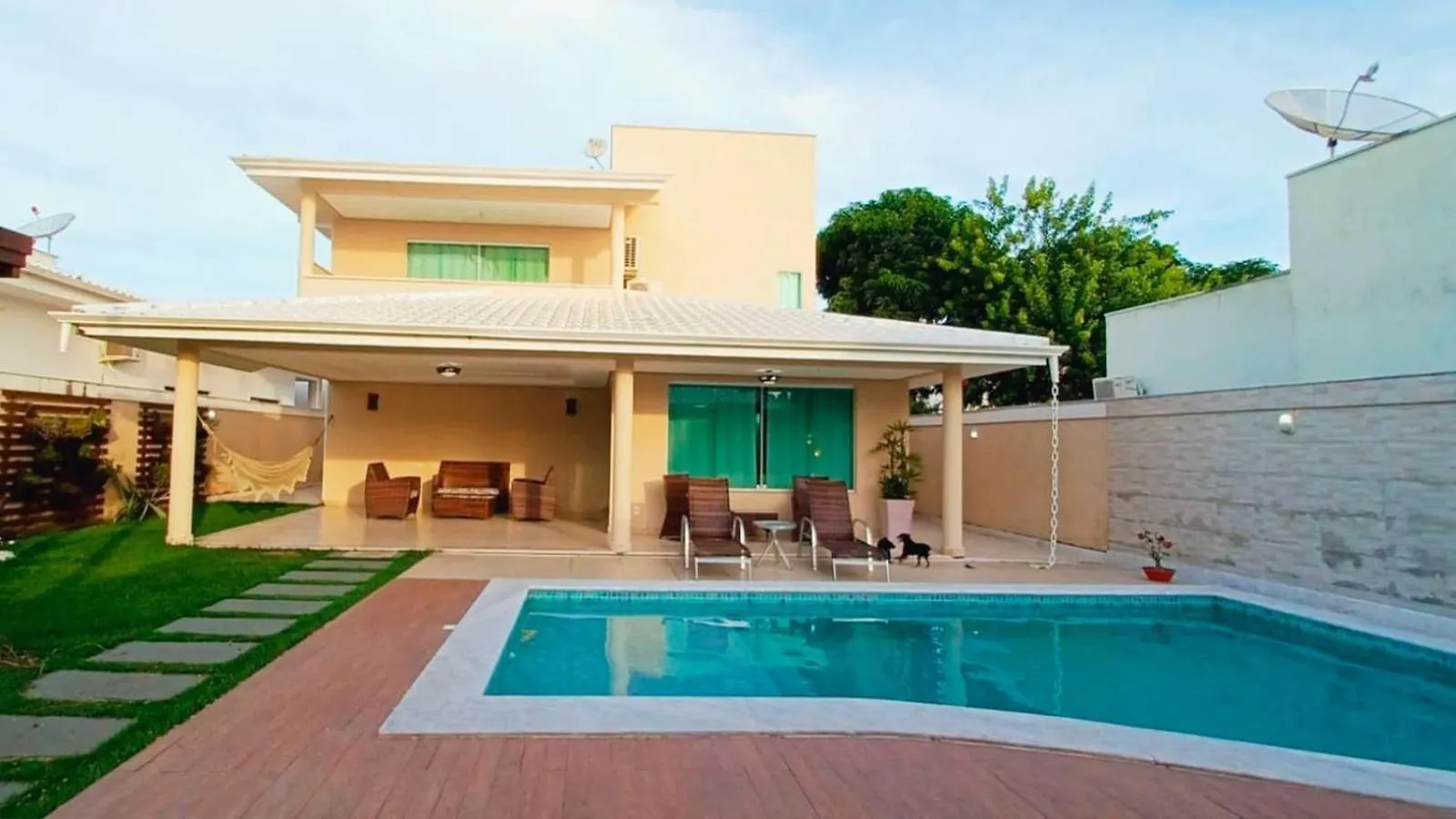 Casa Com 5 Quartos E Area Gourmet Em Condominio contacts